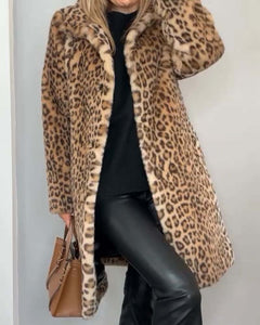 Svea – Mjuk kappa med leopardmönster