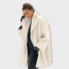 Anna – Elegant kappa med stor krage
